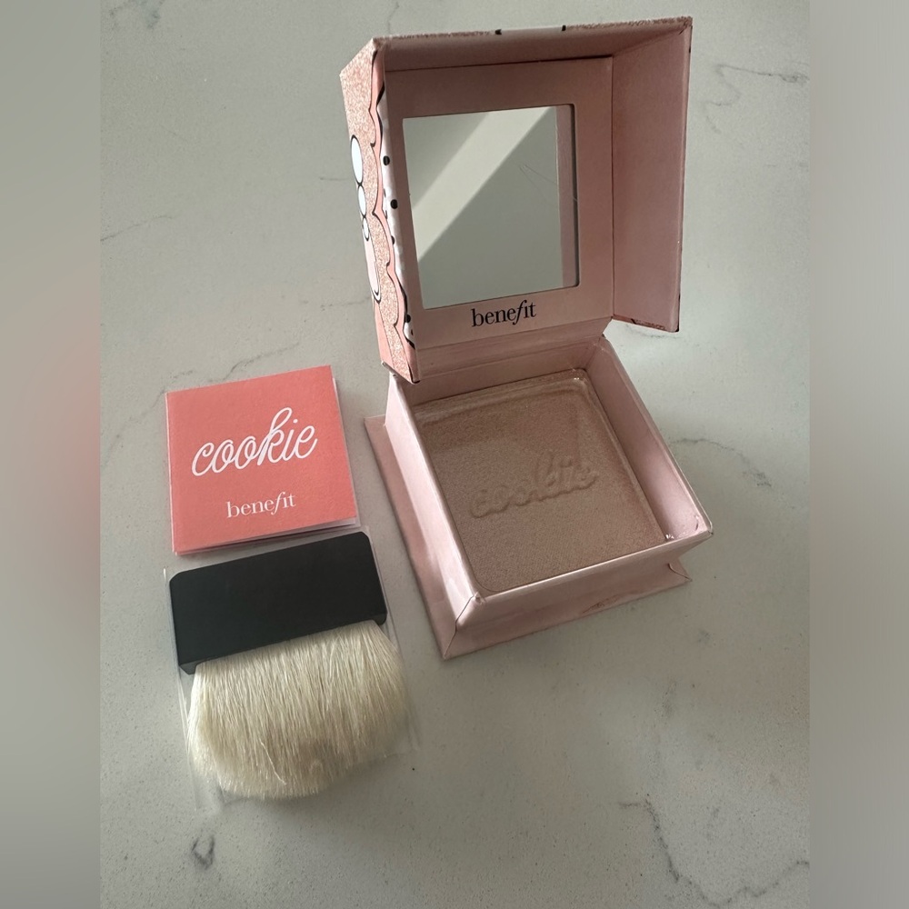 New! Benefit Cosmetics Cookie powder highlighter